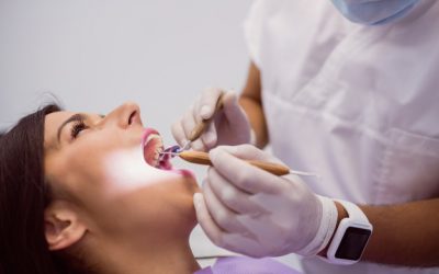 dentista-examinando-dientes-paciente-femenino_107420-65301